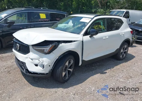 2025 Volvo Xc40 B5 Plus Dark Theme z USA, uszkodzony, nr VIN YV4L12UC9S2582694